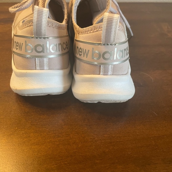 Gently used New Balance sneakers - Picture 2 of 5